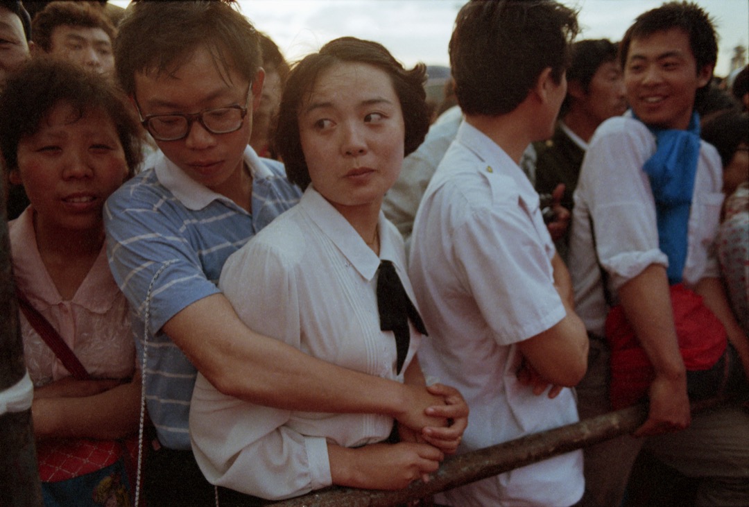 56天的「北京公社」,在過去三十年的反思中完全被忽略。人們只記得5月30日左右廣場上樹立起來的民主女神像,卻淡忘了廣場指揮部的自治管理下自由自在的佔領生活。