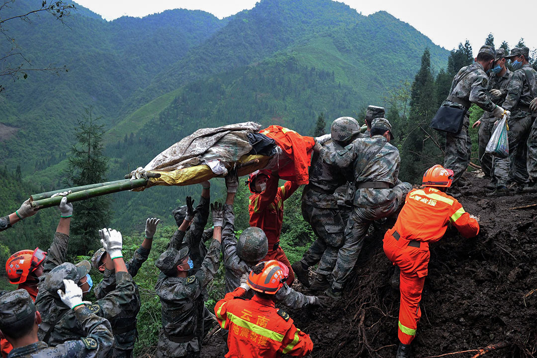 2013年4月25日,中國四川省雅安市廬山縣,救援人員正運送地震遇難者屍體。