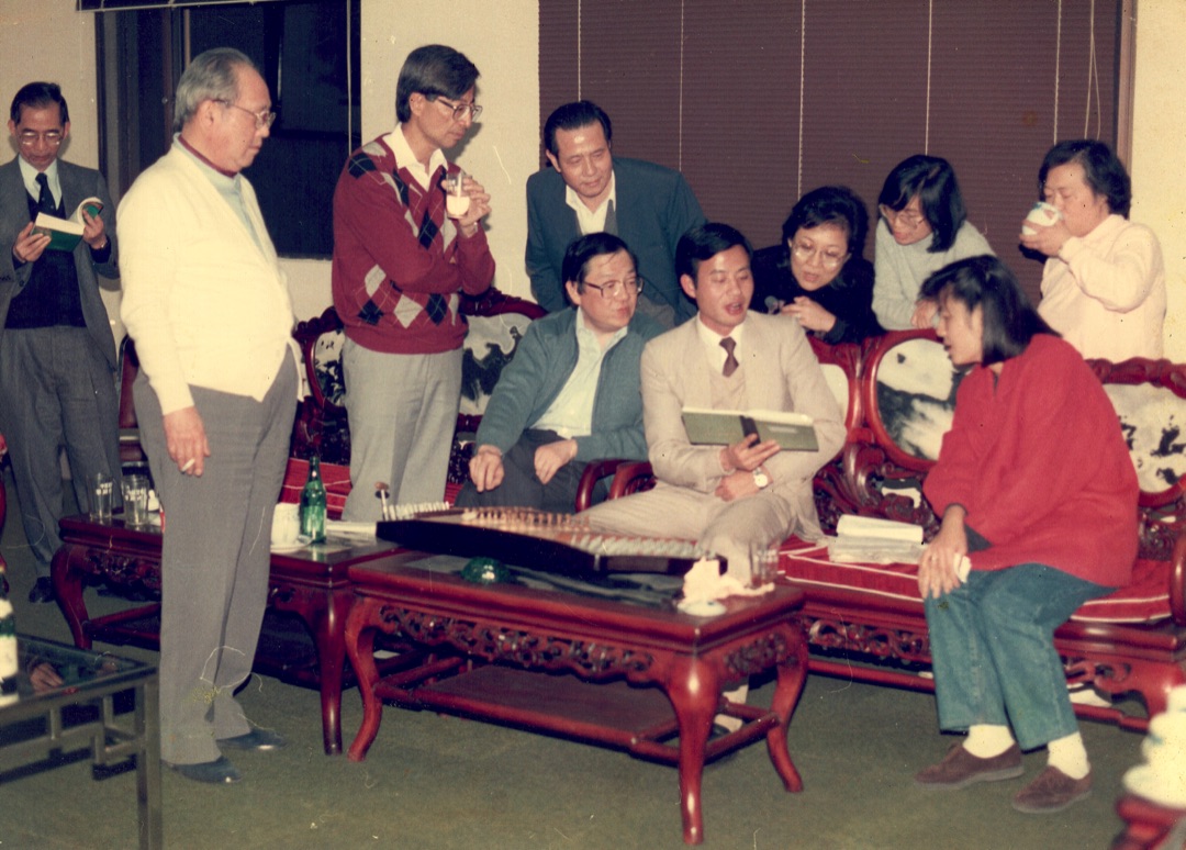 1987年,陳潤芝去昆明報道《基本法》起草委員會會議。會議過後,她和香港代表司徒華、李福善、李柱銘、烏維庸、廖瑤珠和譚惠珠,以及中方官員鄭偉榮一齊,在大廳裏唱歌。那時氣氛融洽。