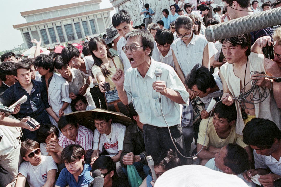 1989年,刘晓波向天安门广场的人群发表讲话。摄:David Turnley/Corbis/VCG via Getty Images