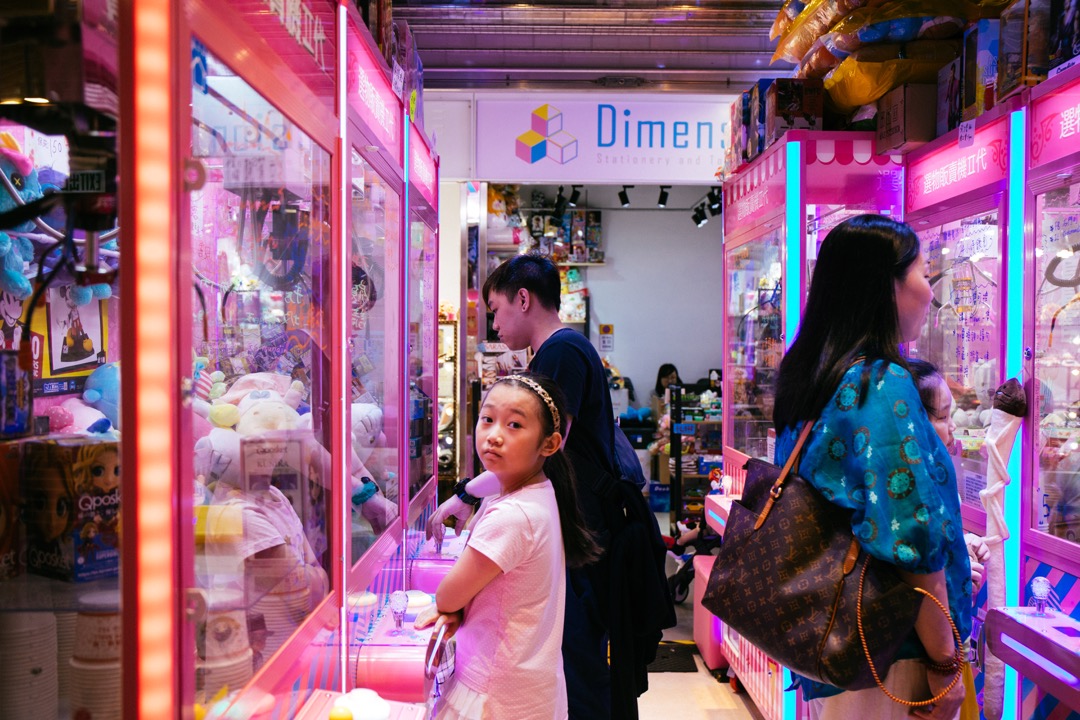 旅游后回到香港,魏嘉俊对夹公仔的感觉念念不忘。他每天出门寻找类似的台式机种。