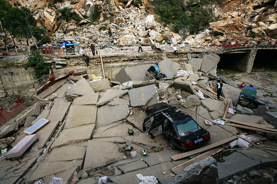 2008年5月14日,中國四川省北川縣一條因地震而倒塌的道路。