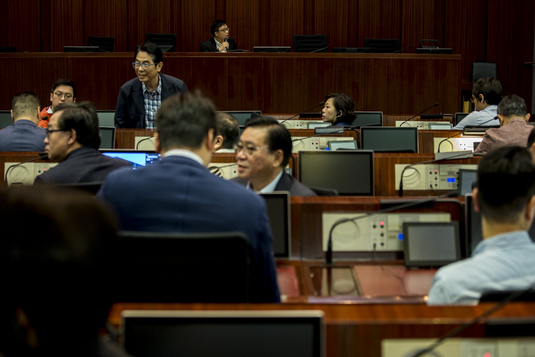 2019年5月14日，建制派議員第二度進入會議室，但以背對著正主持會議的主席涂謹申。