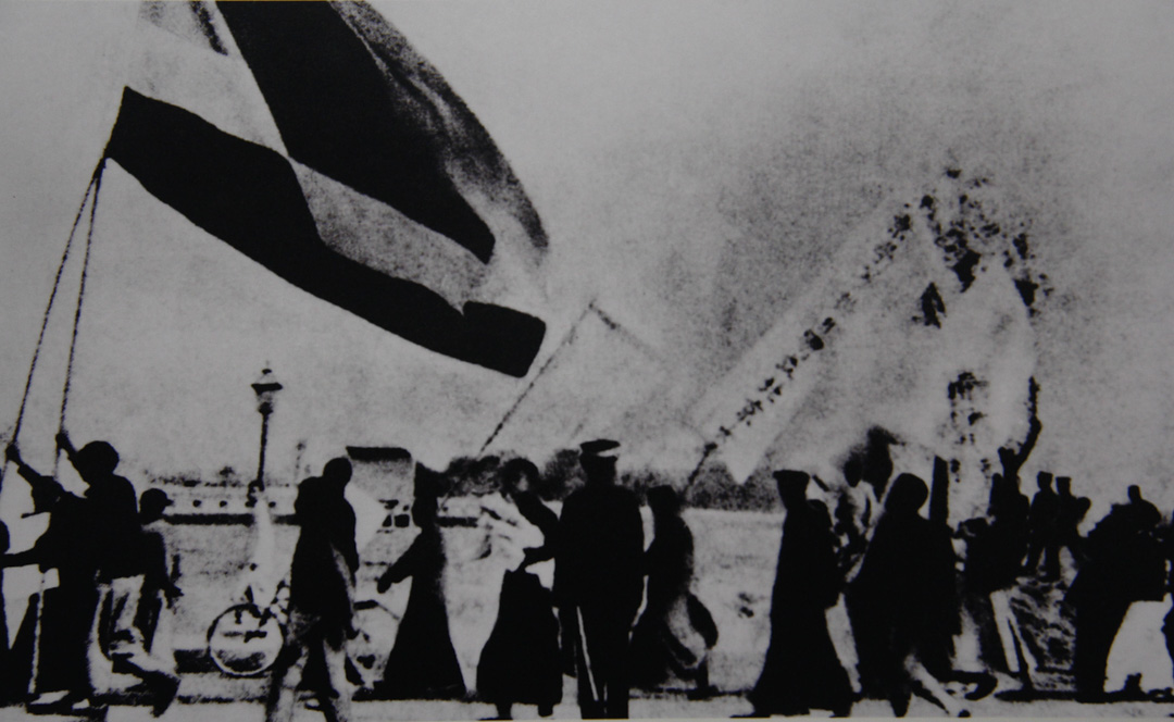 1919年5月4日,北京3000多名爱国学生在天安门前示威游行,反对帝国主义列强在巴黎和会上损害中国主权以及北洋军阀政府的卖国政策,五四爱国运动爆发。图为北京大学学生向天安门进发。