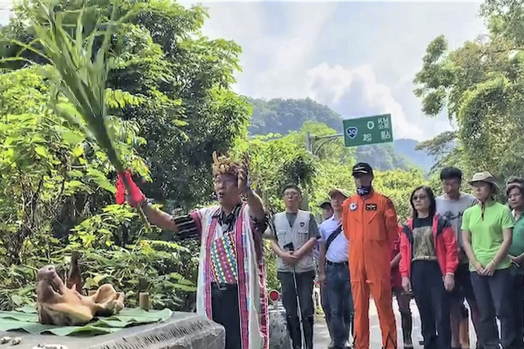 花蓮卓溪鄉南安部落族人舉辦祈福，希望小熊平安回家。 
