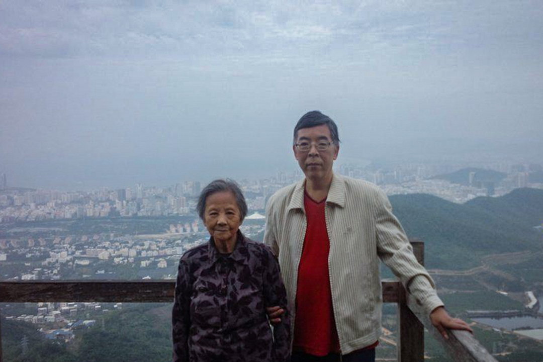 吳仁華與他的母親。