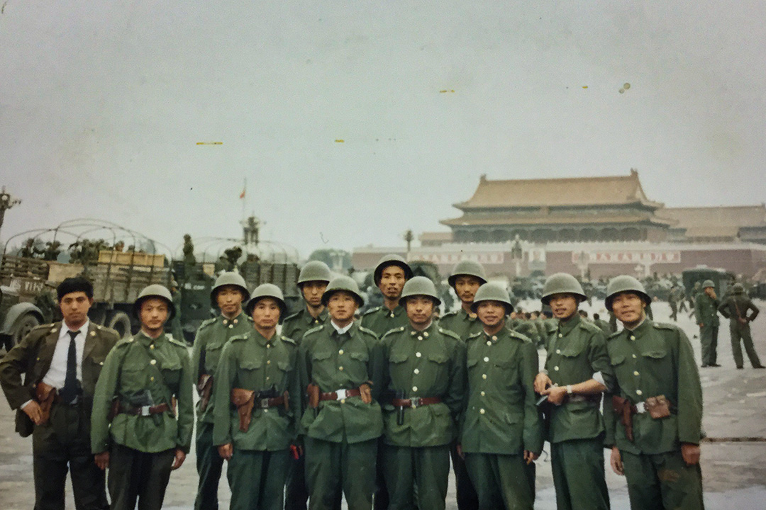 李曉明(後排左二)拿出1989年6月5日在天安門廣場上拍的照片,那是116師高炮團一營所有軍官的合照,「大家都穿著戰士服裝,這張照片我2000年出國就帶出來了。」