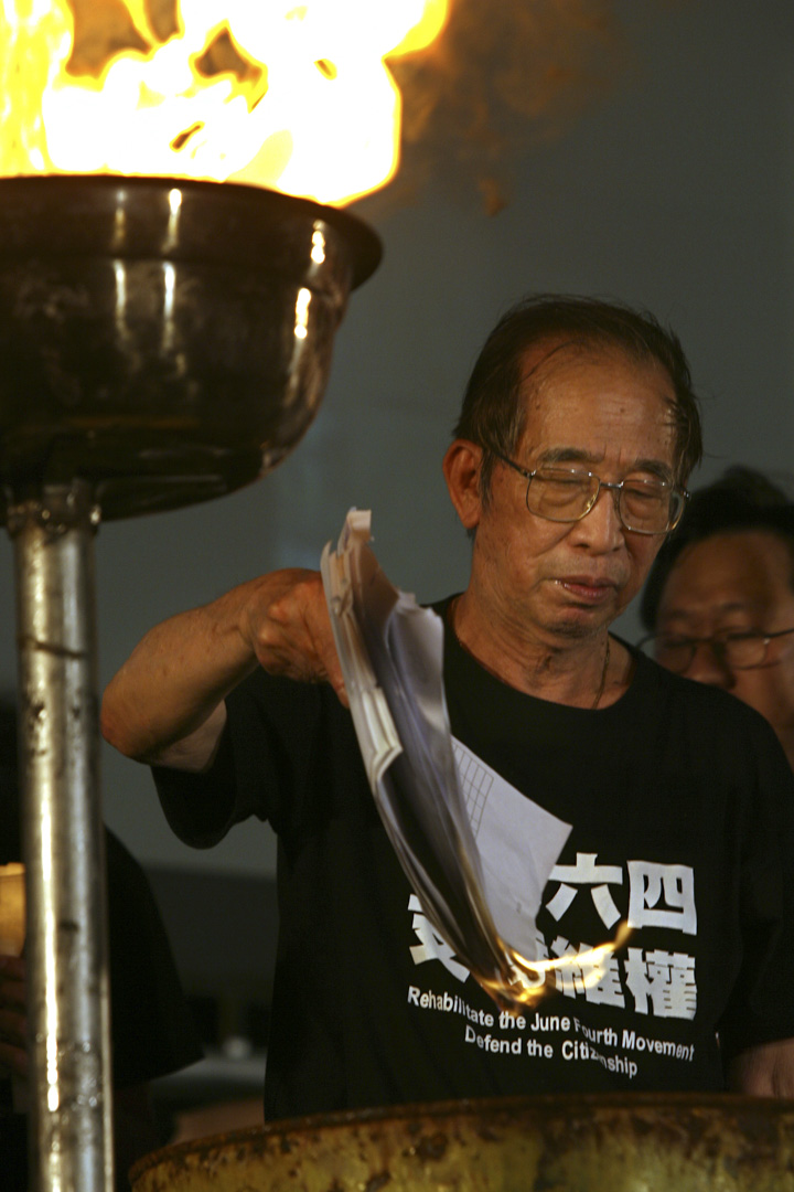 1997香港回歸,傳媒開始把六四以一種道德勇氣的報導框架呈現,例如司徒華和義工如何大無畏地救助逃亡學生的事跡,「那一兩年把六四事件昇華到一件不只是純粹發生在幾年前的事,而是象徵了一種道德勇氣、香港的價值觀,以及香港跟大陸的相異之處。
