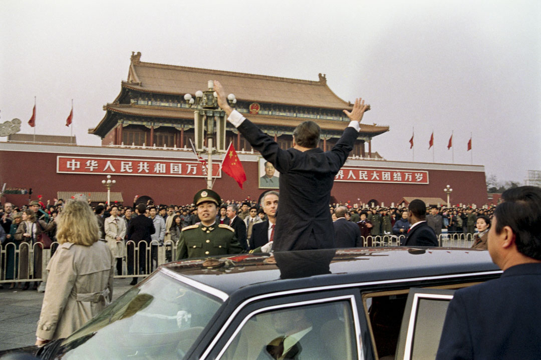 在1989年1月就任職美國總統的老布殊在自己家鄉德州建立總統圖書館。圖為布殊於當年2月訪問中國時,向天安門廣場的一群中國圍觀者揮手致意。