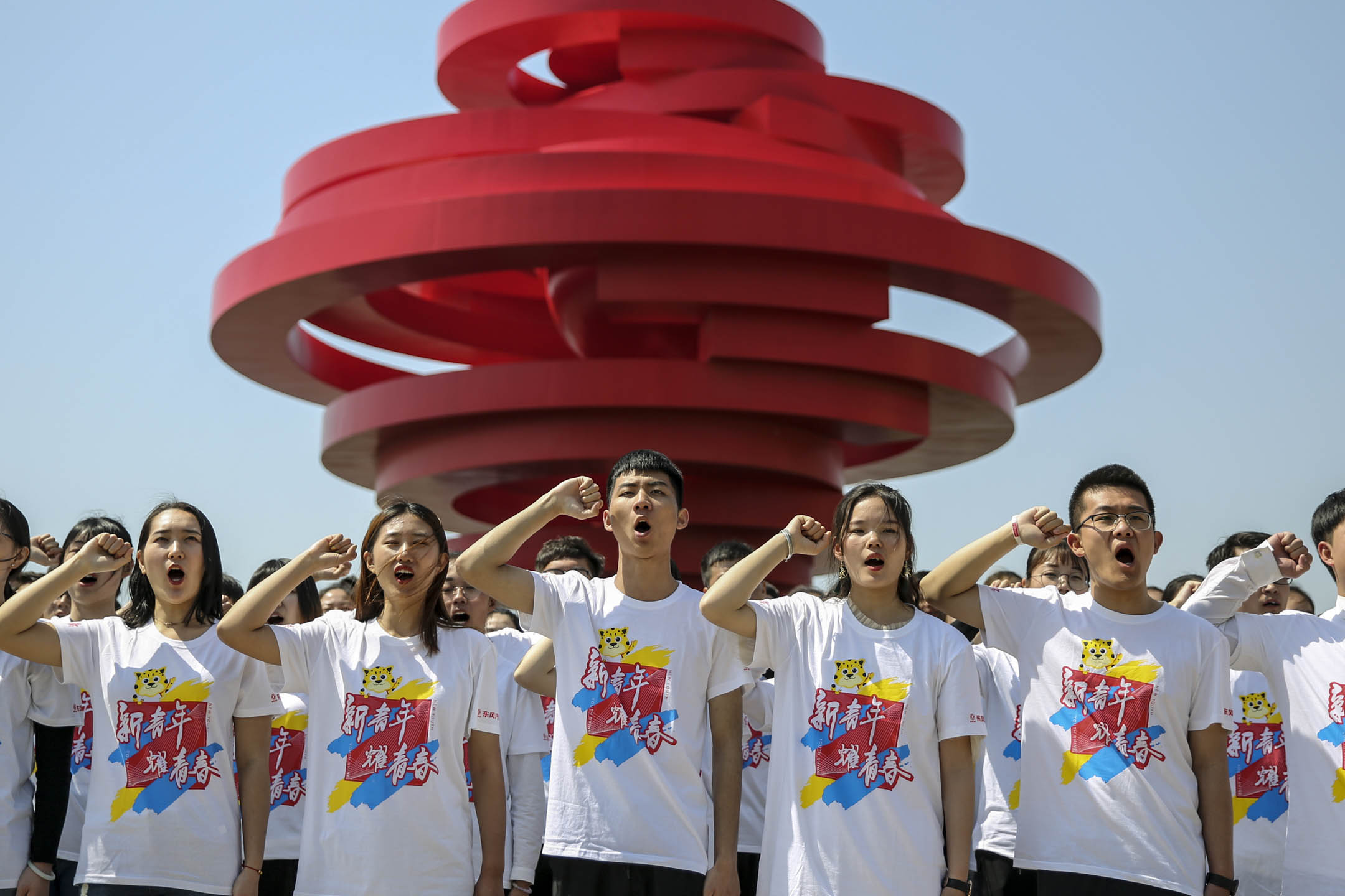 2019年5月1日,一场纪念五四运动100周年的快闪活动在青岛五四广场举行。