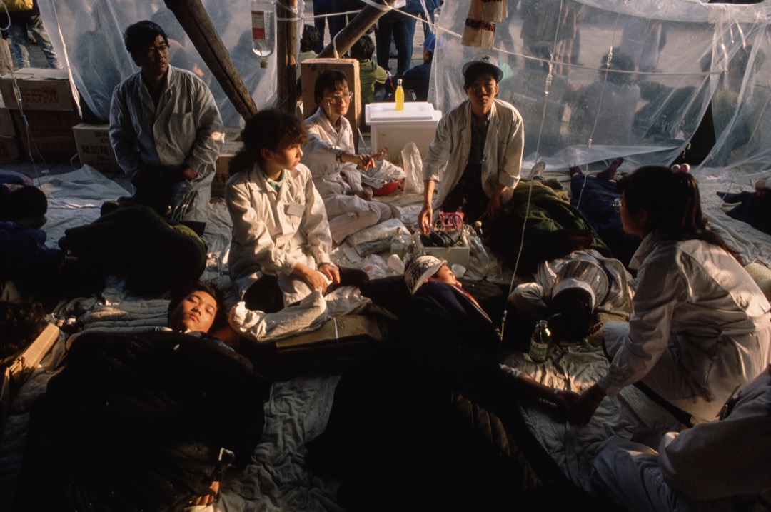 1989年5月,學生在天安門廣場絕食抗議,醫護人員在傍監察學生身體狀況。