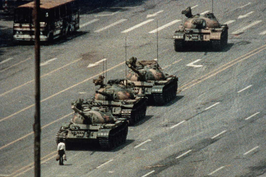 1989年6月5日,王維林在北京長安街上阻擋中國人民解放軍坦克車隊前進。
