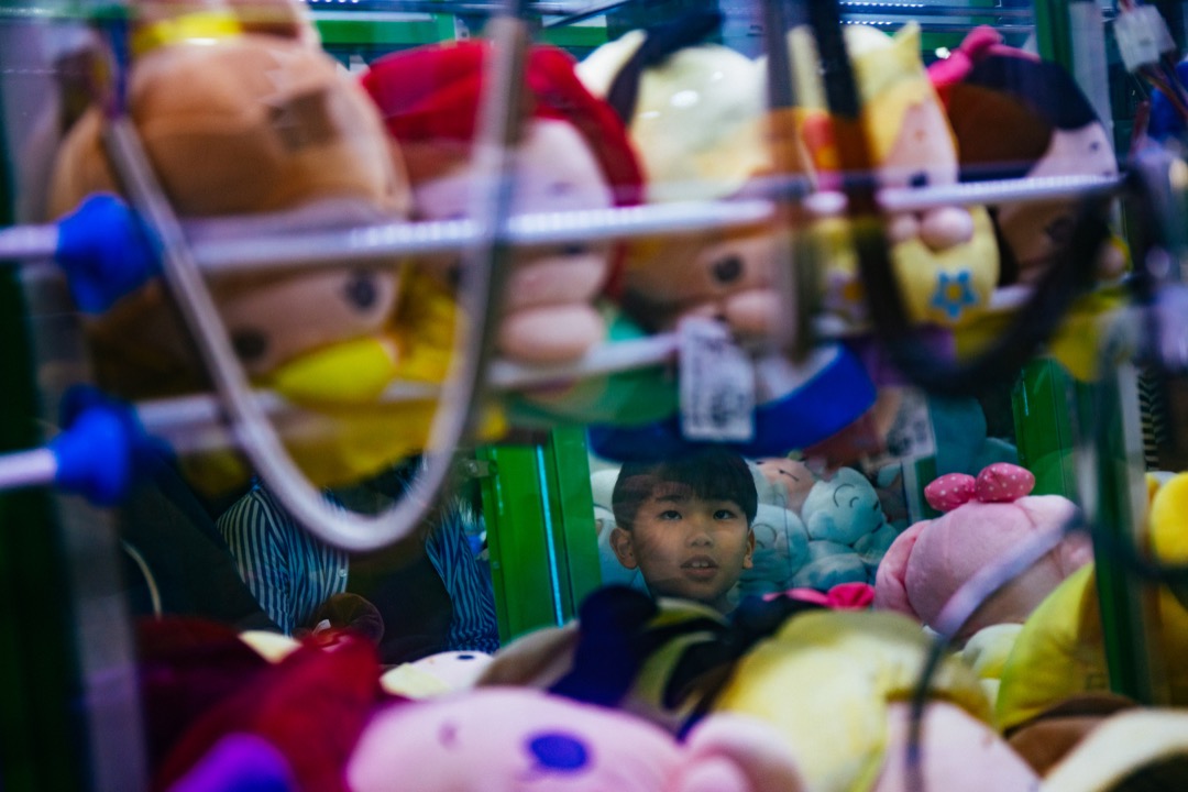 魏嘉俊预计,他的夹公仔大梦大约三年内可以实现。不过,夹公仔热潮到底还能维持多久?会快速扩张之后又迅速消逝吗?魏嘉俊表示不担心。