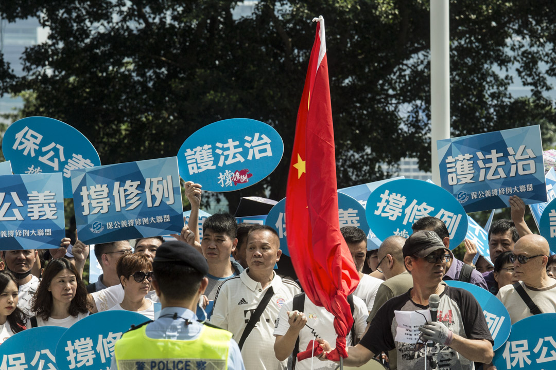 2019年5月11日,支持修订逃犯条例的团体在立法会门外集会。