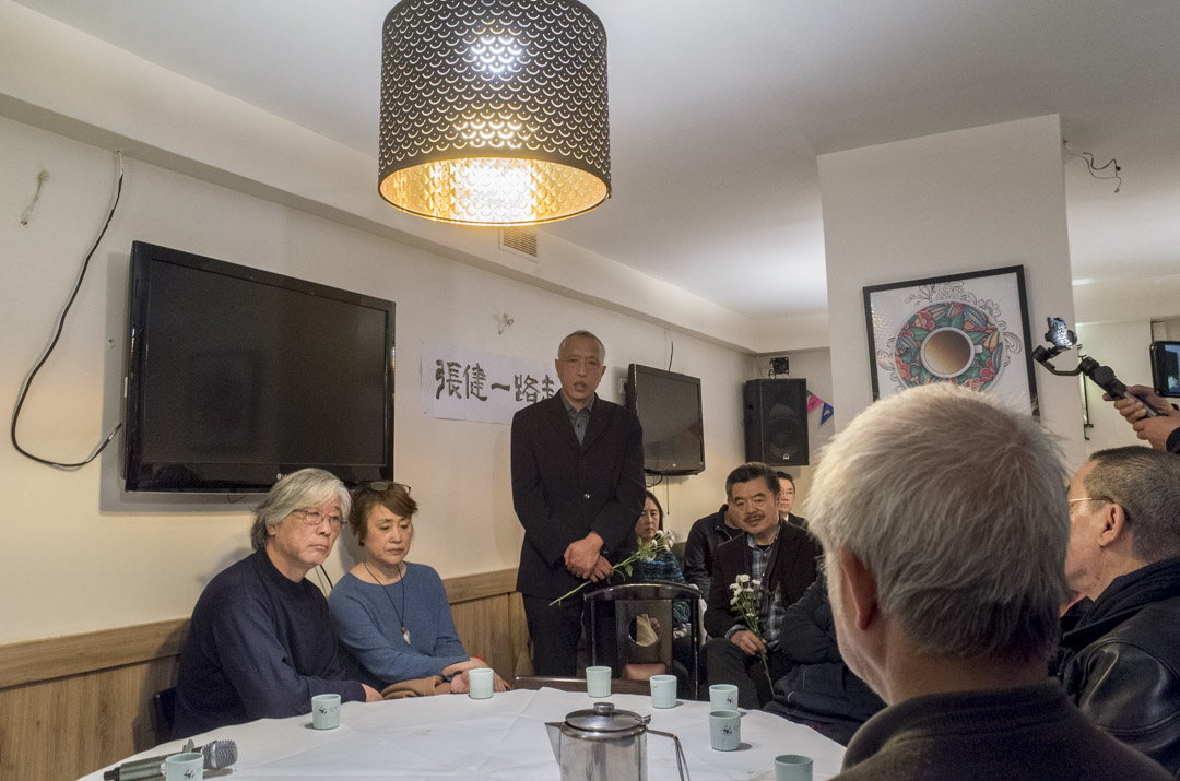 今年4月15日,旅法民運人士張急病去世,年僅49歲。張倫在法國的張健追悼會上。