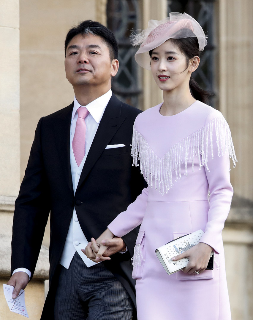 2018年10月12日,劉強東攜妻子章澤天在英國出席尤金妮公主的婚禮。