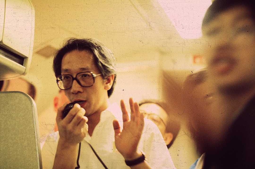 李卓人被帶走後有學聯同學激動想衝出機艙找他,隨即被時任亞視新聞總監包雲龍制止,並解釋飛機無法再等。