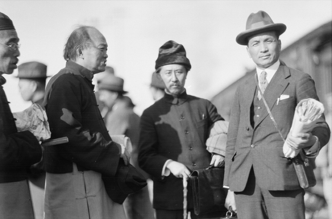 1902年清廷大臣出使巴黎,隨員有21歲北京高官二代李石曾(中)。