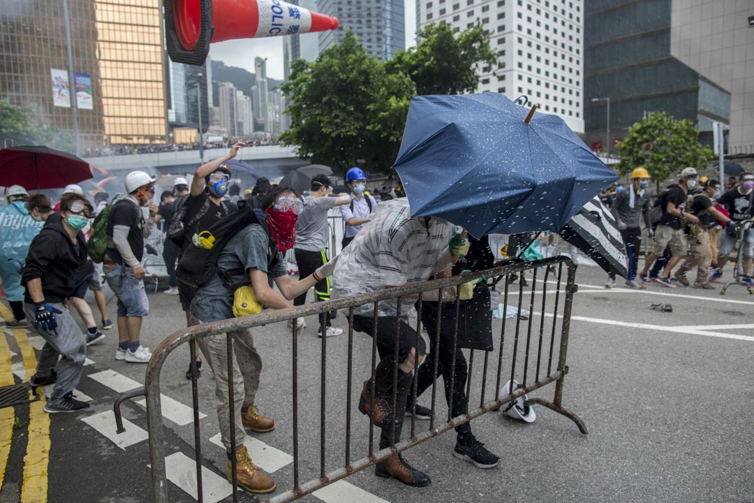 2019年6月12日下午三点左右,示威者冲击防线,对峙的警察突然全部撤了回去,只留下20人不到的速龙小队,示威者最终能成功占领添华道。
