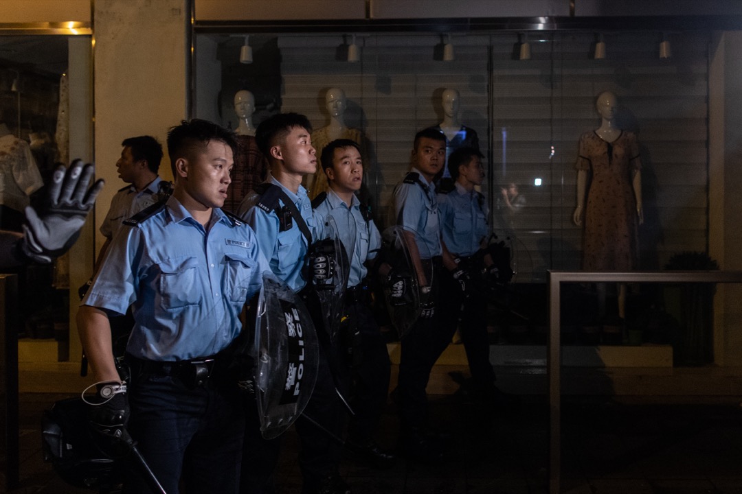 2019年6月27日凌晨,示威者發起包圍警察總部行動,後被警員驅趕至附近街道。