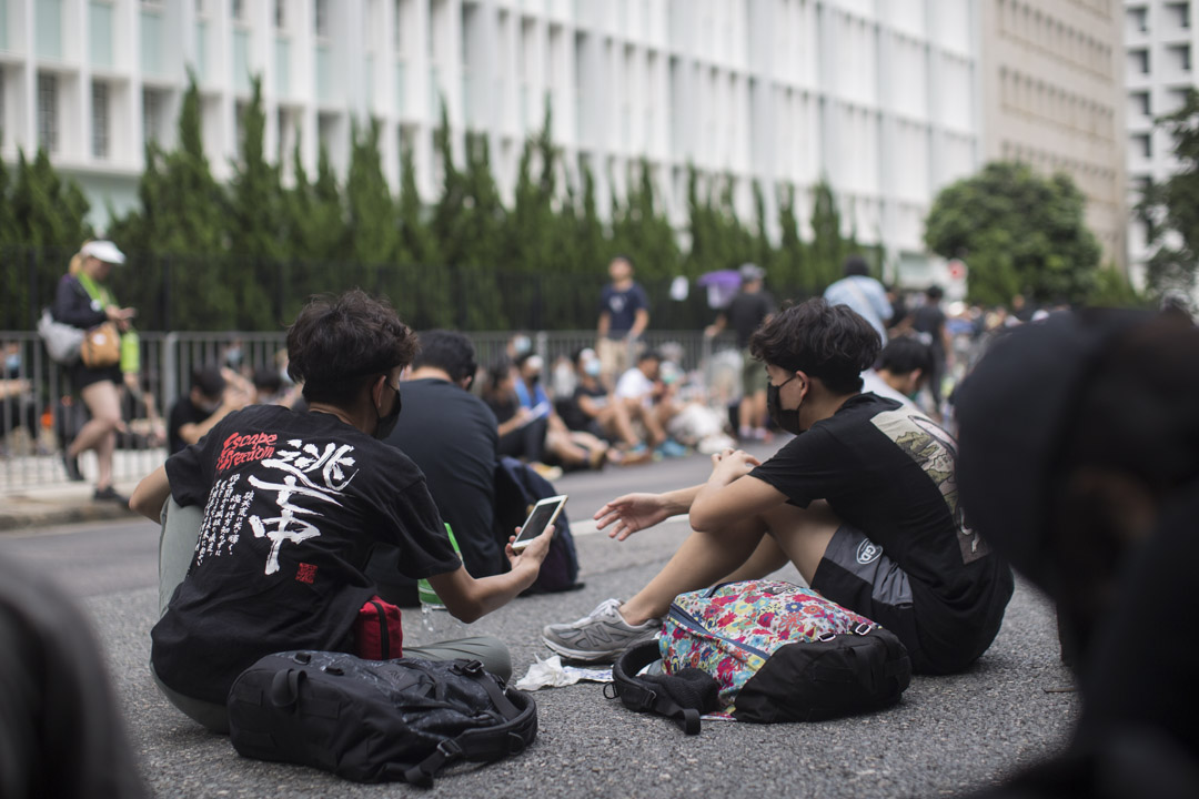 2019年6月27日,香港眾志響應連登網民呼籲,參與包圍律政中心的行動。