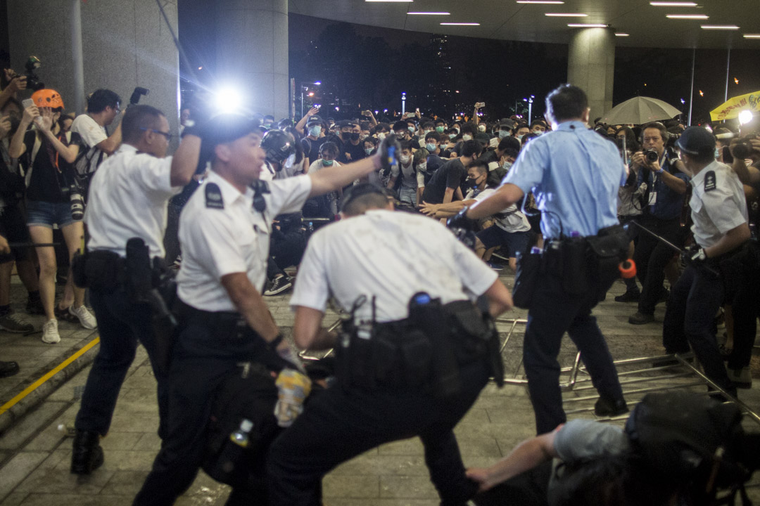 2019年6月10日凌晨12时后,警方强行清理立法会停车场。