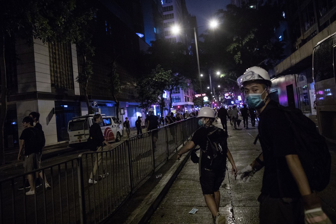 六月的風暴仿佛讓「左膠vs.勇武」這對雨傘運動遺留下來的冤家,在一夜之間變成了陳舊的話題。圖為2019年6月27日,示威者在參與由民陣發起的集會後,自發到警察總部進行包圍行動。