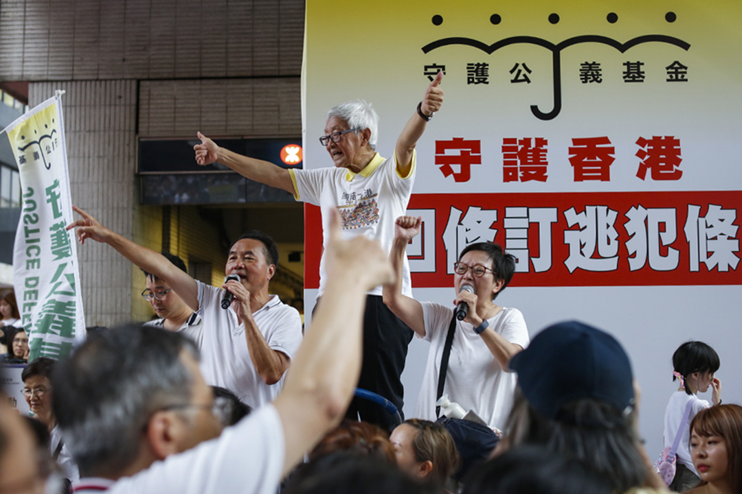 2019年6月9日,民间人权阵线发起“反送中”游行,陈日君在游行途上向游行人士挥手致意。