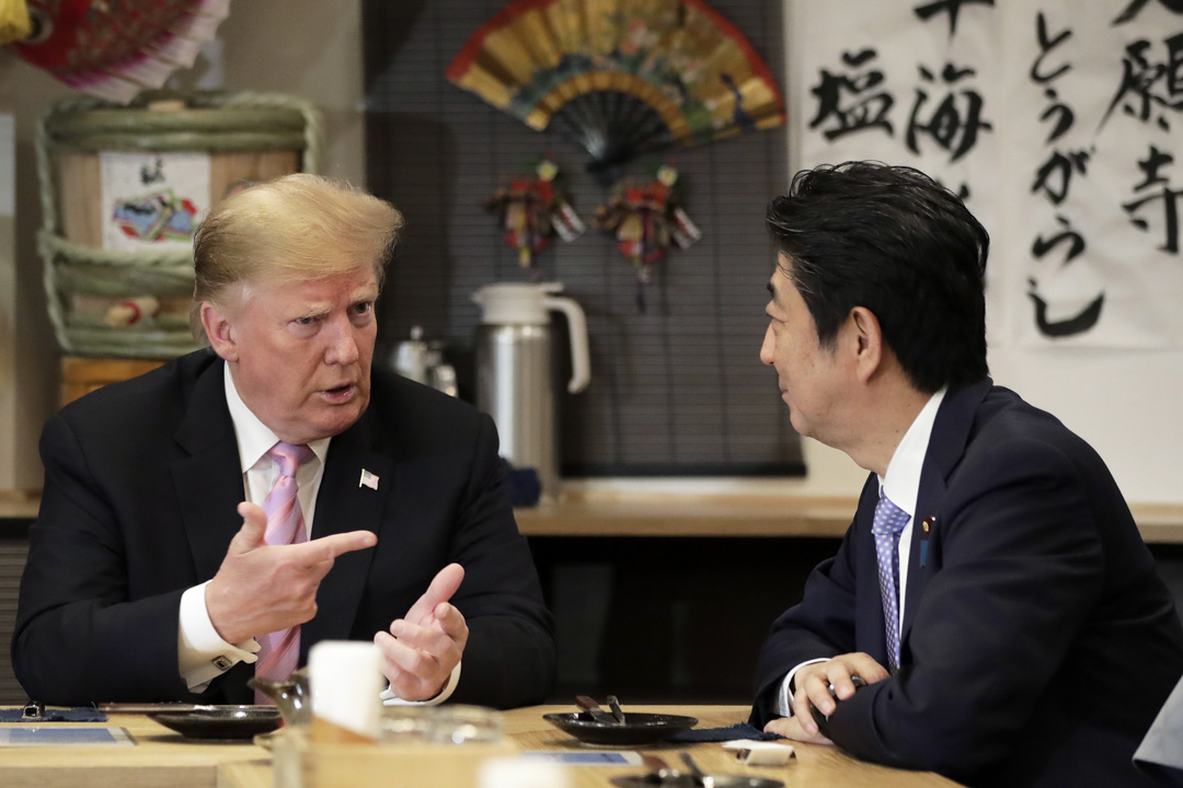 2019年5月26日晚上,美國總統特朗普訪日期間,日本首相安倍晉三在東京六本木一家日式料理店招待特朗普品嘗爐端燒。