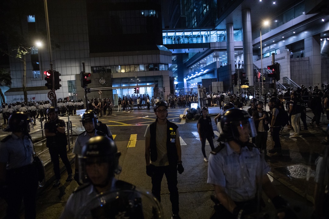 2019年6月27日凌晨,示威者發起包圍警察總部行動,到凌晨3時左右,在內的警員突圍而出,示威者被沖散。