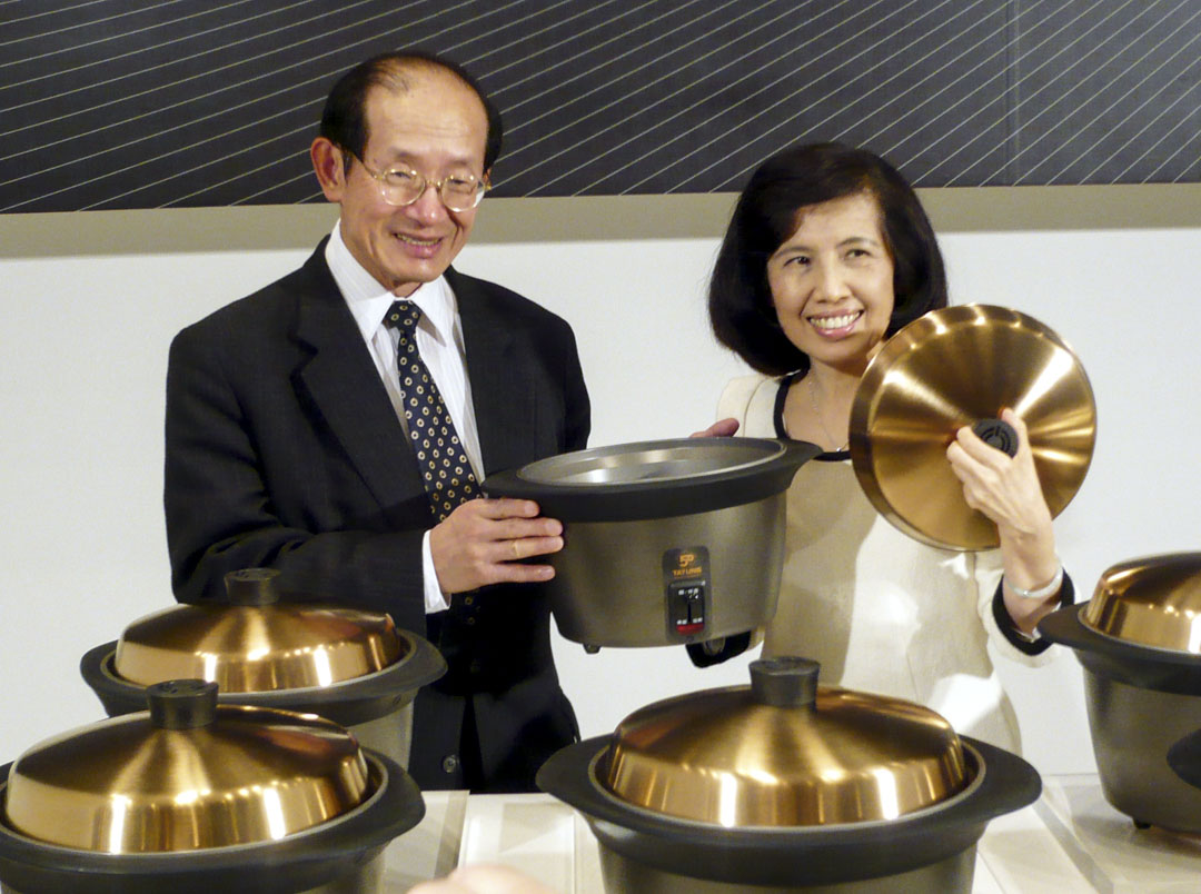 大同電鍋50歲周年特別推出金色鍋蓋的經典紀念機 種,大同董事長林蔚山與林郭文艷與產品合影。