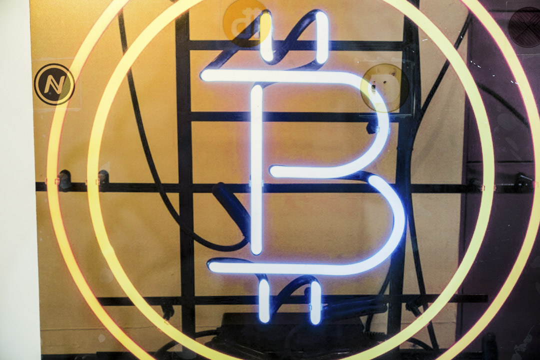 基於區塊鏈概念的比特幣,更是一度成為一夜暴富的代名詞,2017年時最高值在2萬美元左右,相比8年前暴漲300萬倍。