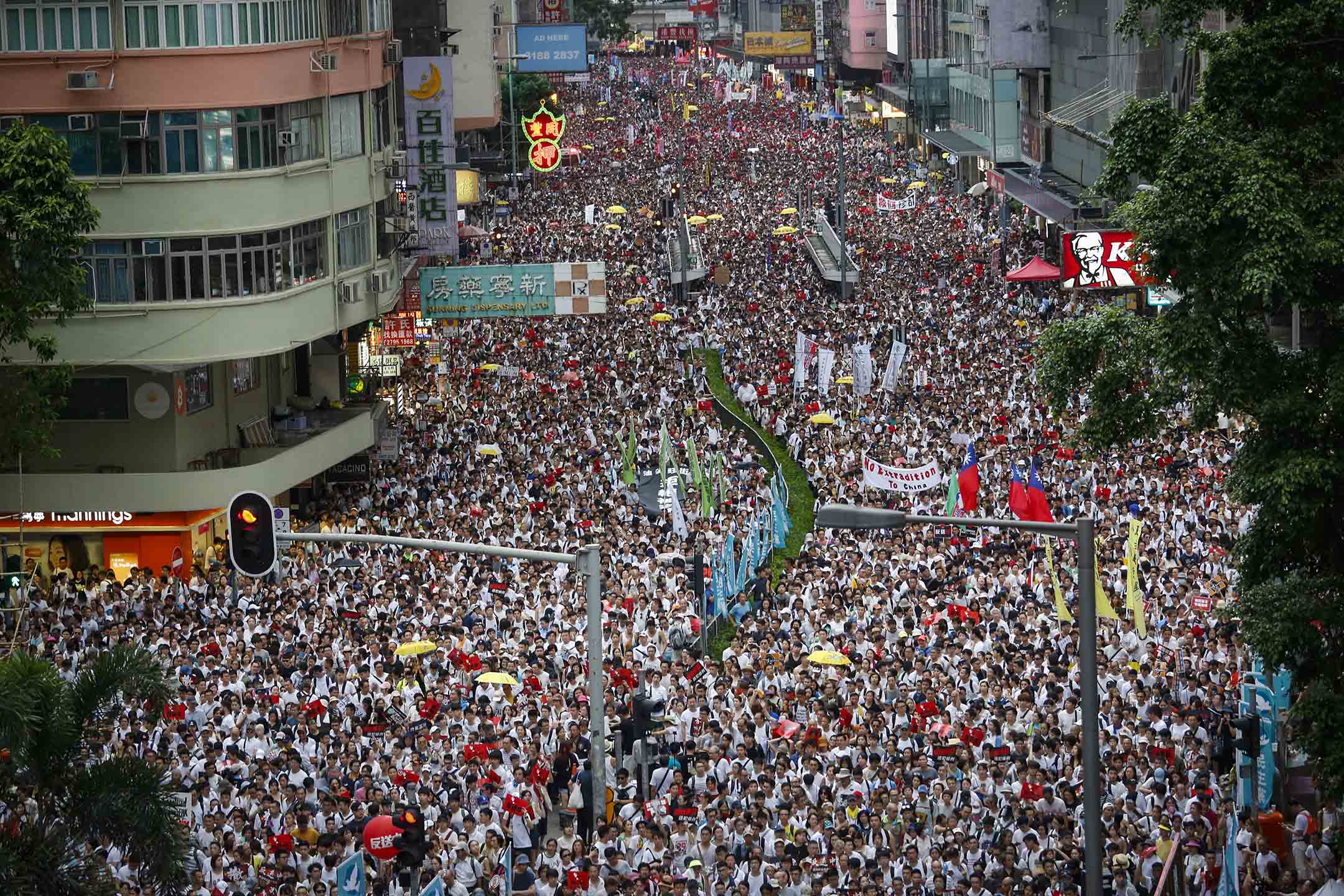 2019年6月9日,民间人权阵线发起“反送中”游行,至傍晚仍有大批游行人士在途中。