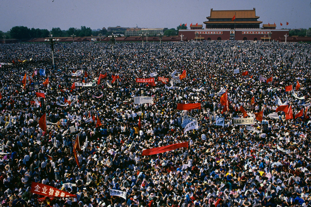1989年5月4日,一群學生抗議者聚集在天安門廣場。