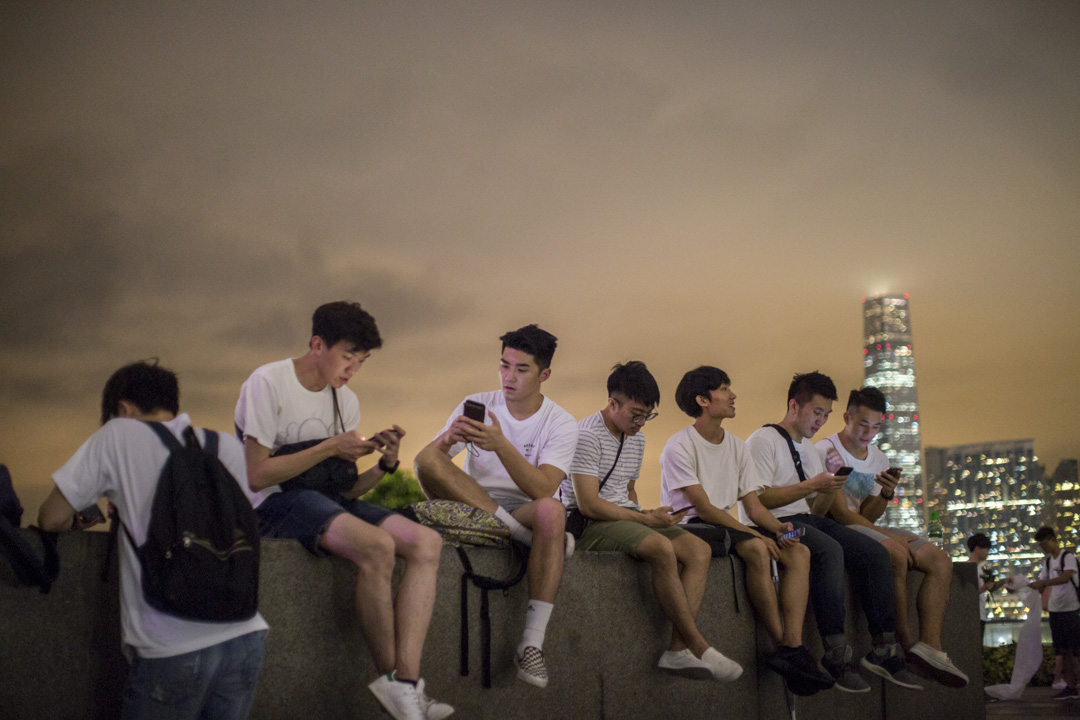 2019年6月11日晚上,不少年輕人坐在添馬公園,附近有大量警察戒備。