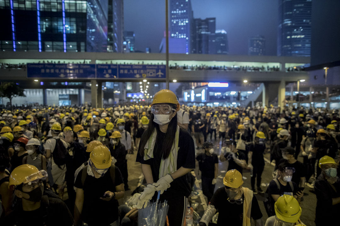 2019年6月12日，一名示威者在夏悫道。