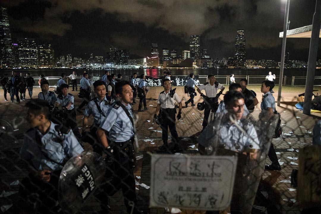 2019年6月28日,中环海滨一处将于29日凌晨起自动划为驻港解放军军用码头,近千市民到场示威抗议,有人一度越过警方封锁进入限制区域,与警察再爆冲突。