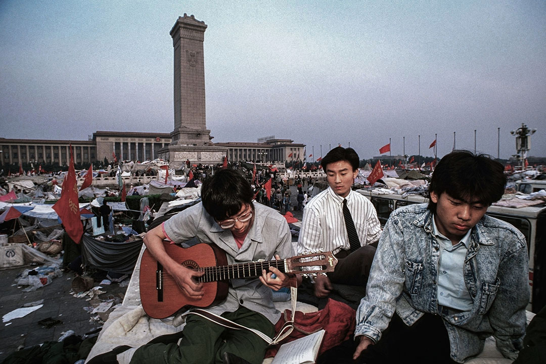 1989年6月1日,示威者在天安門廣場彈吉他。