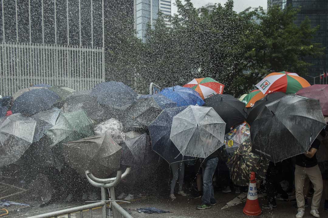 2019年6月12日，示威者在政府总部前被警方喷射楜椒喷雾。