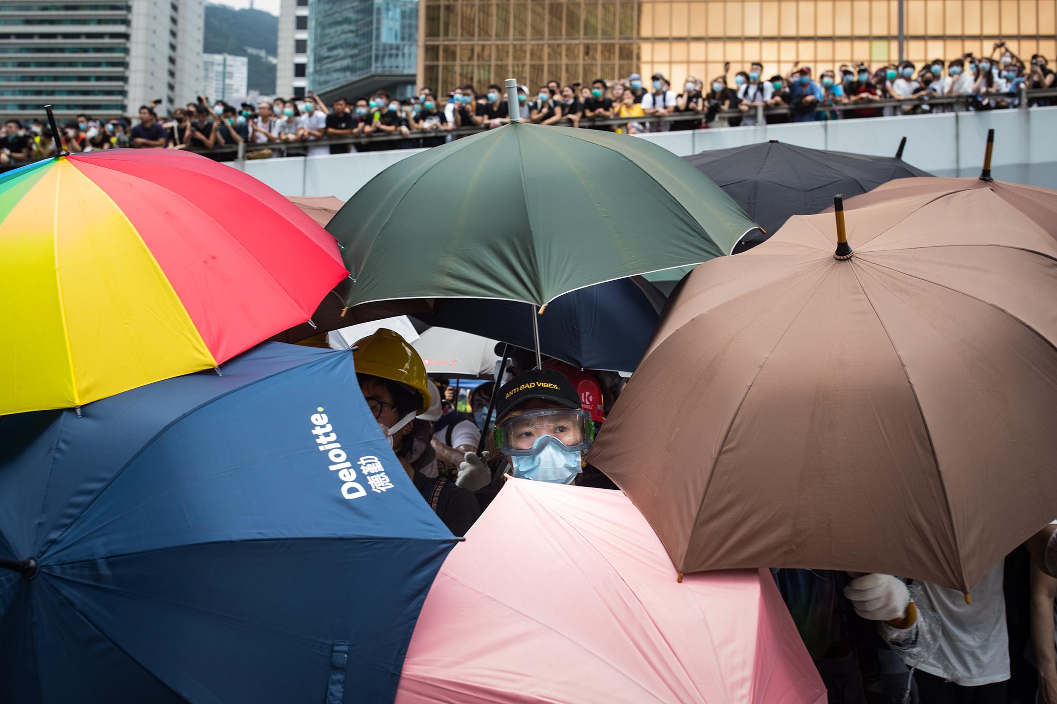 2019年6月12日,大批香港市民占领金钟立法会和政府总部附近的街道,令原订当天上午11时开始《逃犯条例》修订草案二读无法如期展开。