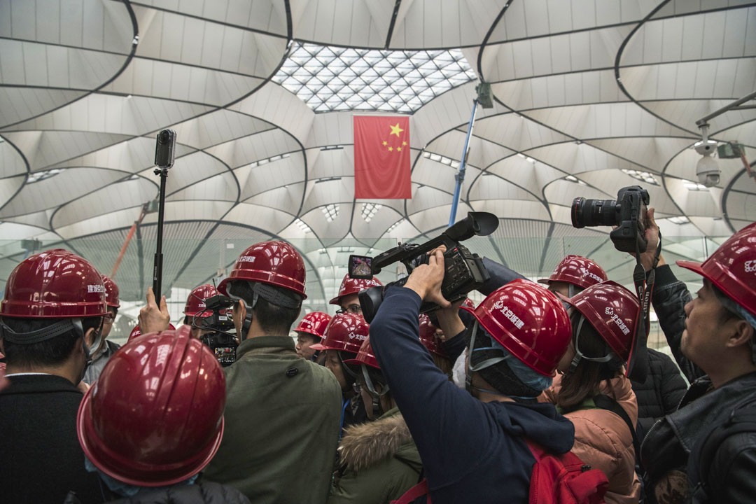 2019年3月1日,中国和外国记者在北京大兴国际机场主航站进行采访。