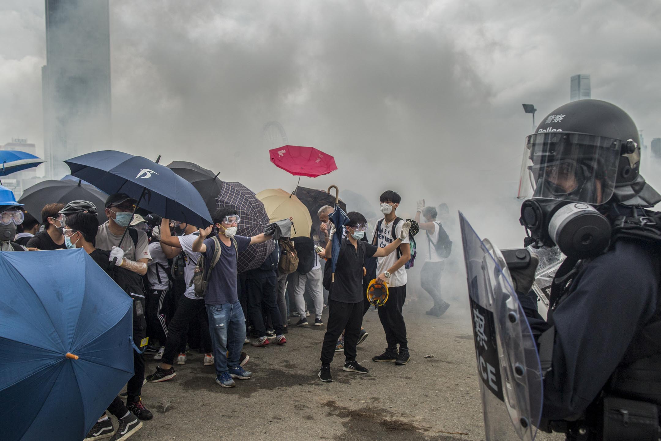 2019年6月12日,警方数十名速龙小队在龙和道驱赶示威者,他们以雨伞来对抗。