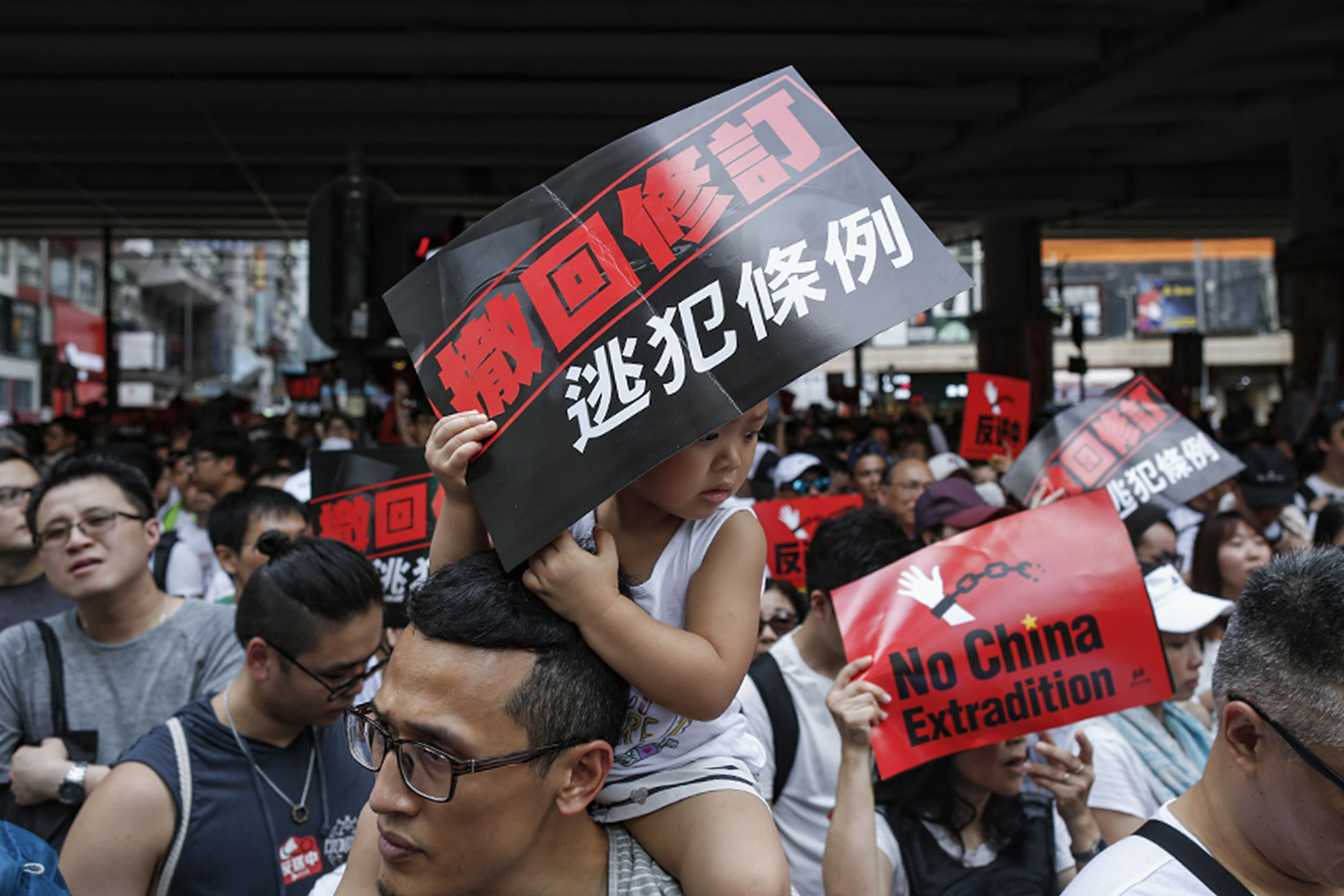 2019年6月9日,民间人权阵线发起“反送中”游行,有游行人士带同孩子来参加。