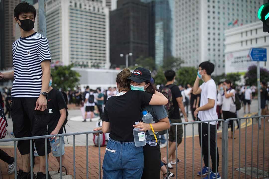 2019年6月12日,示威者在警方以催泪弹清场后互相拥抱。