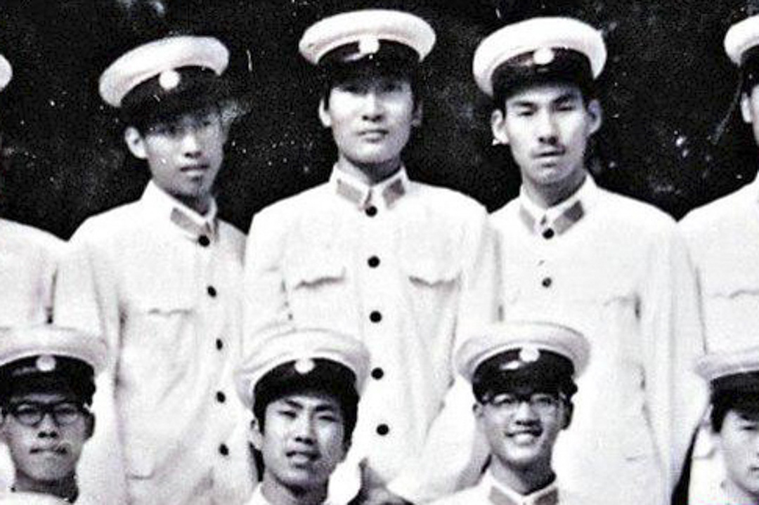 孫立勇曾在北京當過八年警察,於1987年辭職,其後轉當保安員。圖中後排中間為孫立勇。