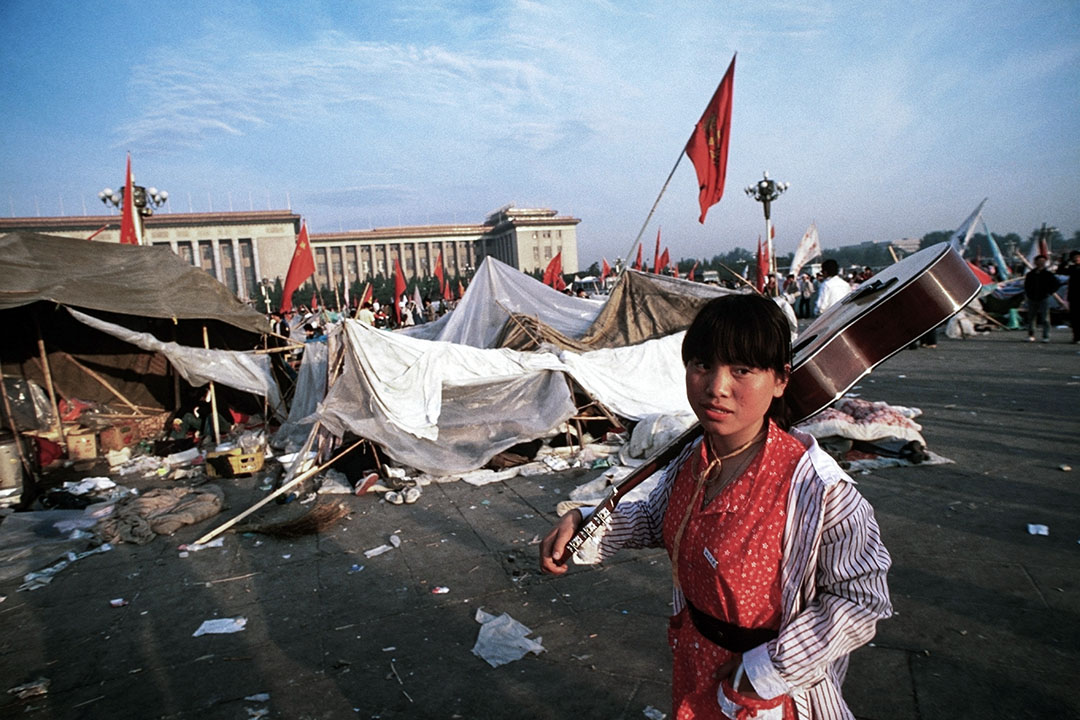 1989年6月1日,清晨一名年輕女子帶著吉他穿過天安門廣場。
