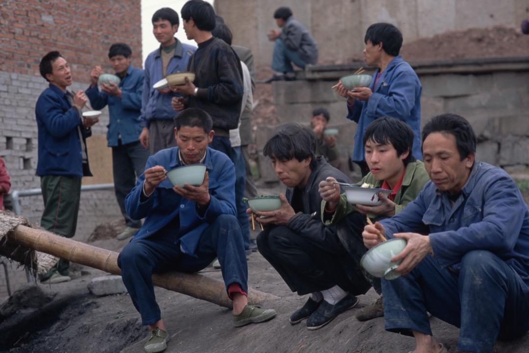 1990年代,国营工厂的工人被大规模失业,转交由市场-资本的控制,并且很快被来自农村的农民工所替代。