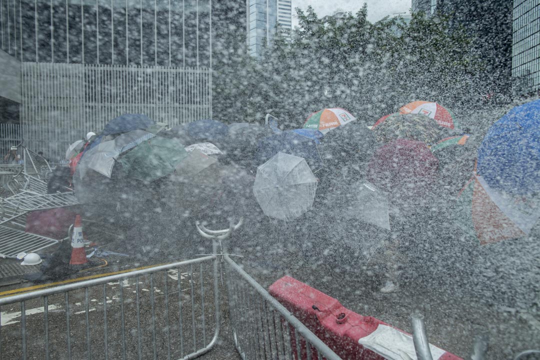 2019年6月12日,警方于金钟夏悫道向示威者喷射胡椒喷雾。
