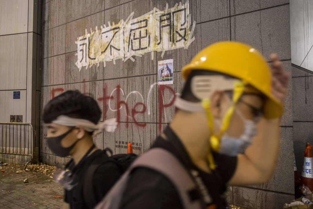 2019年6月21日,大批市民包围警察总部。