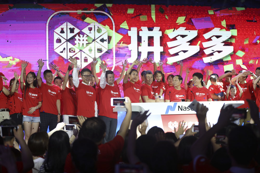 2015年成立的社交電商拼多多在電商產業相當發達、巨頭割據的格局下進入市場,逆向而行,2018年年底活躍用戶達4.18億,超越京東成為中國第二大電商,僅次於淘寶。